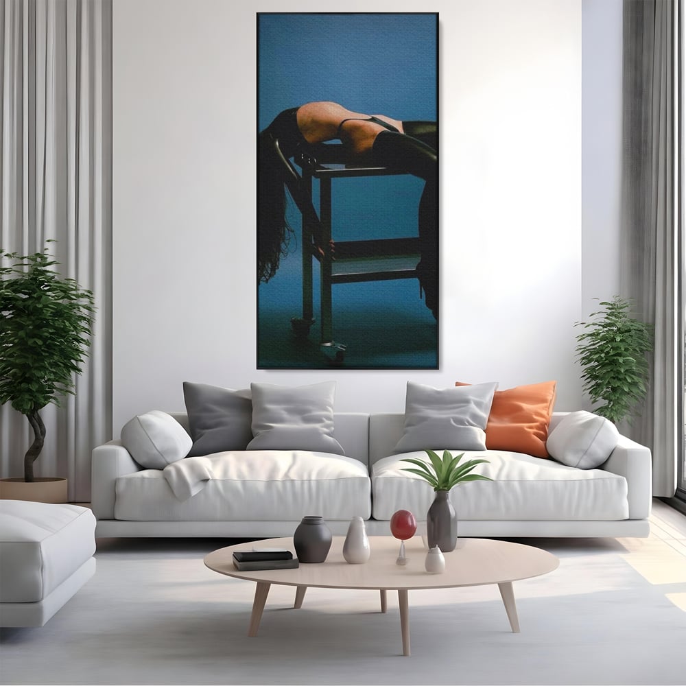 Tablou canvas cu tablou canvas cu silueta curbata pe masa, in rama de aluminiu negru, pe perete intr-un living